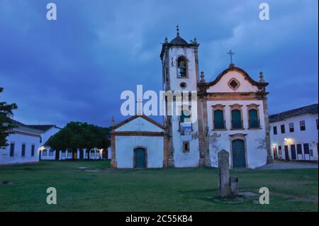 Paraty, vista sulla strada della città vecchia, Brasile Foto Stock