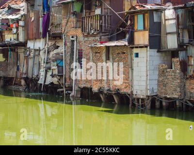 Le baraccopoli di Giacarta sono la capitale dell'Indonesia. Foto Stock