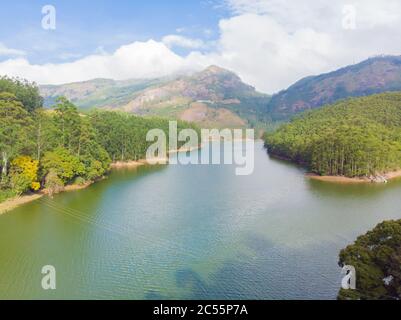 Vista aerea bellissima natura con montagne e colline vicino al lago Mattupetty. Stato del Kerala. Vicino alla città di Munar. Foto Stock