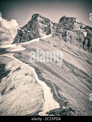 Mount Lawrence grassi visto da ha Ling Peak, Canmore, Alberta, British Columbia, Canada Foto Stock