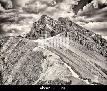 Mount Lawrence grassi visto da ha Ling Peak, Canmore, Alberta, British Columbia, Canada Foto Stock