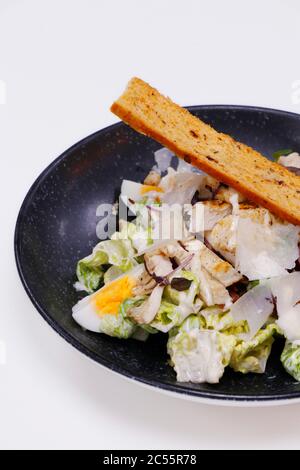 insalata di cesare lattuga romana, uova sode, acciughe e cruton di pane Foto Stock