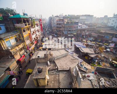 Street Main Bazaar nella parte vecchia della capitale dell'India. Intervallo di tempo. Foto Stock