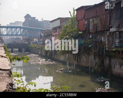 Poveri e impoveriti quartieri degradati di Dharavi nella città di Mumbai. Foto Stock