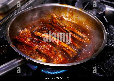costolette di maiale in una padella Foto Stock