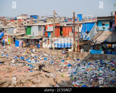 Mumbai, India - 17 dicembre 2018: Poveri e impoveriti baraccopoli di Dharavi nella città di Mumbai. Foto Stock