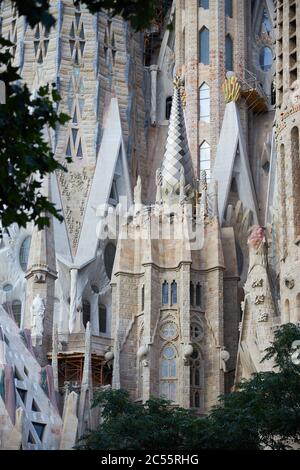 Lo stravagante dettaglio esterno della Sagrada Familia di Antoni Gaudi Foto Stock