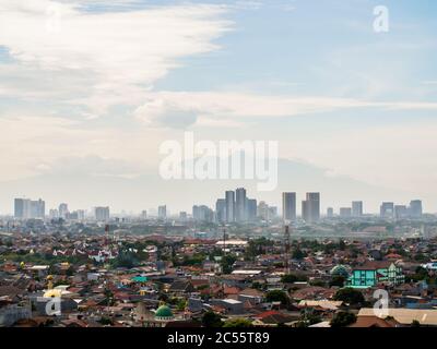 Panorama della città di Giacarta sullo sfondo delle montagne. Foto Stock