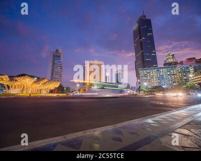 Panorama notturno della capitale dell'Indonesia - Giacarta. Foto Stock