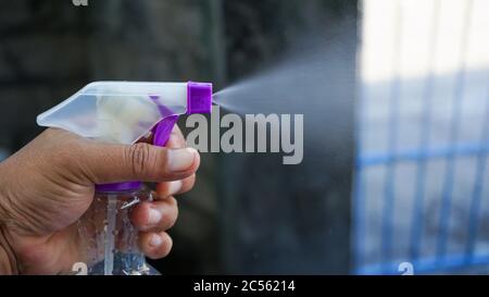 Primo piano con spray disinfettante per mani Foto Stock