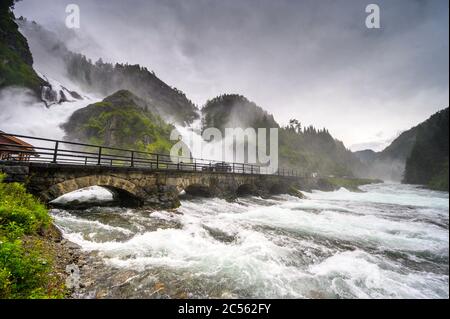 Una popolare attrazione turistica a Hardanger, Norvegia occidentale. Una delle cascate più popolari in Norvegia. Foto Stock