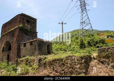 BUNKER dell'esercito DEGLI STATI UNITI, vecchio Faert francese lungo il Passo di Hai Van, Vietnam centrale Foto Stock