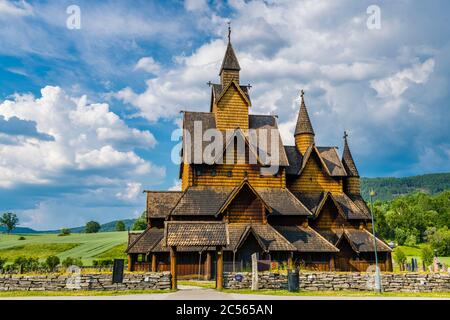 La chiesa di Heddal Stave vicino a Notodden nella contea di Telemark dal XIII secolo è la più grande chiesa a stave della Norvegia. Foto Stock