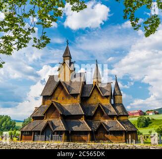 La chiesa di Heddal Stave vicino a Notodden nella contea di Telemark dal XIII secolo è la più grande chiesa a stave della Norvegia. Foto Stock