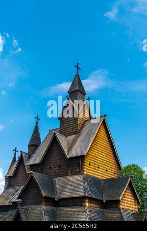 La chiesa di Heddal Stave vicino a Notodden nella contea di Telemark dal XIII secolo è la più grande chiesa a stave della Norvegia. Foto Stock