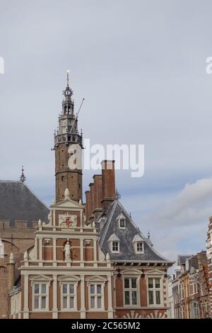 Belle facciate sulla piazza centrale del mercato di Haarlem in Paesi Bassi Foto Stock