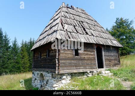 Vecchia casa tradizionale abbandonata in legno con fondazioni in pietra, montagna Tara, Serbia Foto Stock