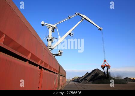 Stazione di carbone nel porto di Duisburg, Duisburg, Renania settentrionale-Vestfalia, Germania Foto Stock