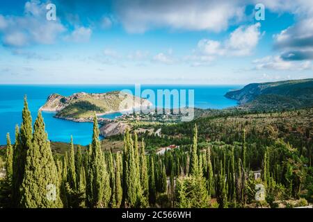 La penisola di Frourio e il villaggio di Assos con bellissimi cipressi in primo piano. Isola di Cefalonia, Grecia. Foto Stock