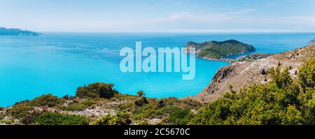 Panoramica della penisola di Frourio con il grazioso villaggio di Assos circondato da un bel mare blu. Isola di Cefalonia, Grecia. Foto Stock