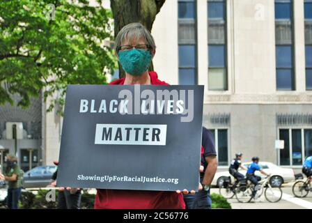 Dayton, Ohio, Stati Uniti 05/30/2020 manifestanti a una vita nera materia rally marciando lungo la strada tenendo segni e indossare maschere Foto Stock