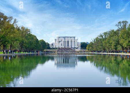 Un gran numero di turisti davanti al Lincoln Memorial e intorno alla piscina riflettente, situato sul National Mall, Washington, DC, USA Foto Stock
