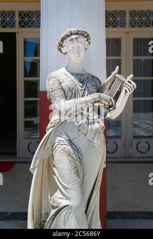 Statua in marmo di Terpsichore nel cortile delle Muse, Palazzo Achilleion, Corfù, Grecia Foto Stock