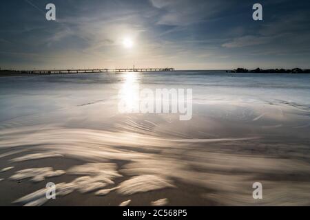 Mar Baltico nella luce della sera, spiaggia, tempesta, meerschaum, sole, luce posteriore, inverno Foto Stock