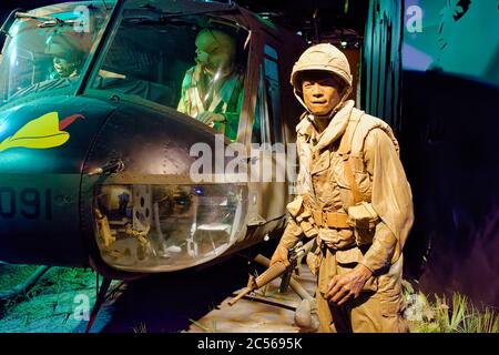 Diorama a grandezza naturale che mostra una scena della guerra del Vietnam, tra cui l'elicottero 'Huey' della Campana UH-1 degli Stati Uniti Iroquois che ha visto il combattimento nella guerra del Vietnam. Foto Stock