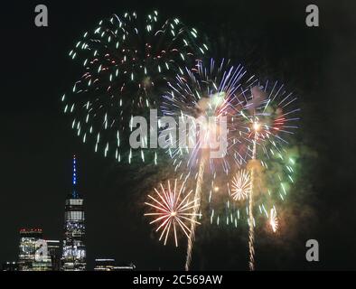 Weehawken, Stati Uniti. 30 giugno 2020. Fuochi d'artificio per l'annuale spettacolo pirotecnico di Macy's, il 4 luglio, illuminano il cielo sul fiume Hudson vicino al One World Trade Center e allo skyline di Manhattan martedì 30 giugno 2020 a Weehawken, New Jersey. Macy's ha messo sul secondo di quello che sarà diverse piccole, fuochi d'artificio non annunciati prima della prossima festa del 4 luglio. New York City si prepara ad entrare nella fase 3 di un piano di riapertura in quattro parti il 6 luglio dopo essere stato chiuso per quasi 4 mesi a causa del COVID-19. Foto di John Angelillo/UPI Credit: UPI/Alamy Live News Foto Stock