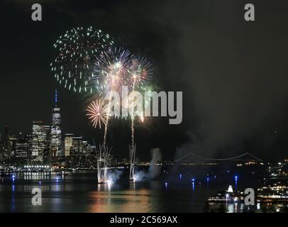 Weehawken, Stati Uniti. 30 giugno 2020. Fuochi d'artificio per l'annuale spettacolo pirotecnico di Macy's, il 4 luglio, illuminano il cielo sul fiume Hudson vicino al One World Trade Center e allo skyline di Manhattan martedì 30 giugno 2020 a Weehawken, New Jersey. Macy's ha messo sul secondo di quello che sarà diverse piccole, fuochi d'artificio non annunciati prima della prossima festa del 4 luglio. New York City si prepara ad entrare nella fase 3 di un piano di riapertura in quattro parti il 6 luglio dopo essere stato chiuso per quasi 4 mesi a causa del COVID-19. Foto di John Angelillo/UPI Credit: UPI/Alamy Live News Foto Stock