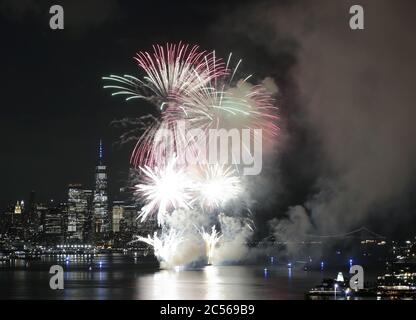 Weehawken, Stati Uniti. 30 giugno 2020. Fuochi d'artificio per l'annuale spettacolo pirotecnico di Macy's, il 4 luglio, illuminano il cielo sul fiume Hudson vicino al One World Trade Center e allo skyline di Manhattan martedì 30 giugno 2020 a Weehawken, New Jersey. Macy's ha messo sul secondo di quello che sarà diverse piccole, fuochi d'artificio non annunciati prima della prossima festa del 4 luglio. New York City si prepara ad entrare nella fase 3 di un piano di riapertura in quattro parti il 6 luglio dopo essere stato chiuso per quasi 4 mesi a causa del COVID-19. Foto di John Angelillo/UPI Credit: UPI/Alamy Live News Foto Stock