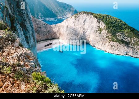 Grecia, Zante. Nave da crociera panagiotis a bordo della spiaggia di navagio dall'alto. Foto Stock