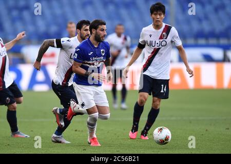 Mehdi Leris (Sampdoria) Takehiro Tomiyasu (Bologna) Roberto Soriano (Bologna) durante la partita italiana 'sarie A' tra Sampdoria 1-2 Bologna allo stadio Luigi Ferraris il 28 giugno 2020 a Genova. Credit: Maurizio Borsari/AFLO/Alamy Live News Foto Stock