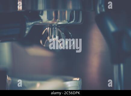 Barista che utilizza la macchina da caffè; primo piano Foto Stock