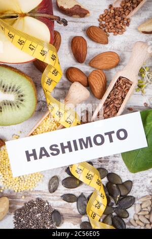 Iscrizione hashimoto, centimetro e cibo nutriente migliore per una tiroide sana. Concetto di dimagrimento e dimagrimento Foto Stock