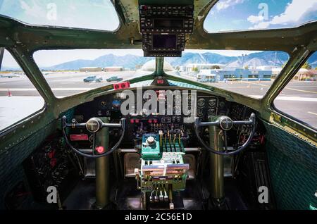 Vista interna dell'aereo bombardiere B-17 catturato dalla seconda guerra mondiale in una giornata di sole Foto Stock