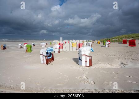 Germania, bassa Sassonia, Frisia orientale, Juist, sedie da spiaggia Foto Stock