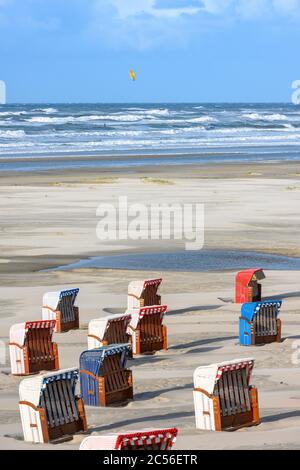 Germania, bassa Sassonia, Frisia orientale, Juist, la spiaggia con sedie a sdraio. Foto Stock