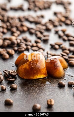 Caffè surgelato a forma di cuore. Cubetti di ghiaccio e chicchi di caffè. Foto Stock