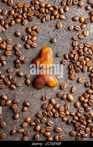 Caffè surgelato a forma di cuore. Cubetti di ghiaccio e chicchi di caffè. Vista dall'alto. Foto Stock