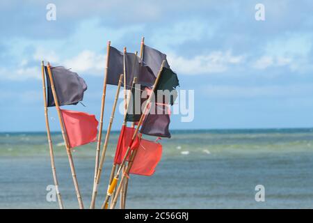 Bandiere colorate di boe da una barca da pesca, Vorupror, Nationalpark Thy, Thisted, Mare del Nord, Jutland del Nord, Danimarca Foto Stock