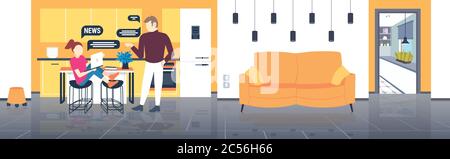 donna che legge notizie su coppia di laptop chutting durante la riunione chat bolla comunicazione concetto di cucina moderna interno piena lunghezza illustrazione vettoriale Illustrazione Vettoriale