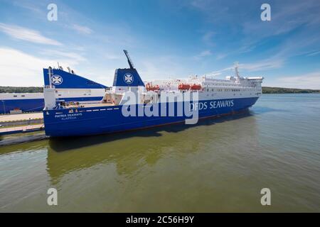 Uno dei traghetti DFDS, le Seaways, attraccato e carico passeggeri e merci. Al porto di Klaipėda, Lituania. Foto Stock