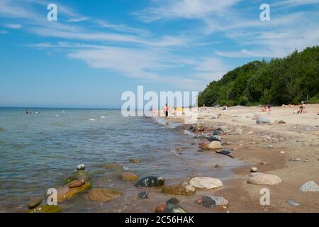 Nuotatori godendo la spiaggia sul Mar Baltico in una giornata soleggiata, estiva. A Palanga, Lituania. Foto Stock