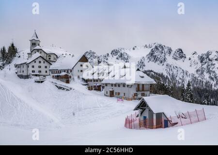 Il paese sul Monte Lussari (Monte Santo di Lussari), Alpi Giulie, Tarvisio, Udine, Friuli Venezia Giulia, Italia Foto Stock