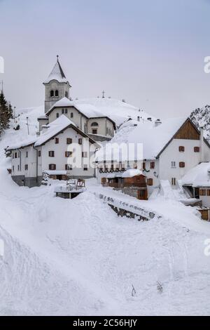 Il paese sul Monte Lussari (Monte Santo di Lussari), Alpi Giulie, Tarvisio, Udine, Friuli Venezia Giulia, Italia Foto Stock