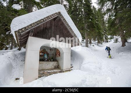 Via Crucis a Monte Santo di Lussari, Tarvisio, Udine, Friuli Venezia Giulia, Italia Foto Stock