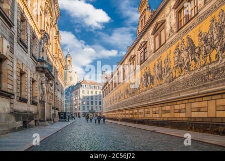 DRESDA, GERMANIA - 24 ottobre 2017: La più grande processione mondiale dei principi FÜRSTENZUG, governatori della Sassonia Foto Stock