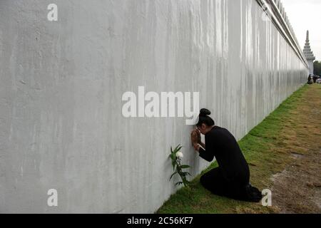 Persone in lutto si riuniscono per pagare gli aspetti al compianto Re Bhumibol Adulyadej, scomparso il 13 ottobre, 2016. Foto Stock